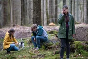 Tim (Noah Boehm, Mi.) hat sich verletzt! Leo (Phillis Lara Lau, re.) ruft Philip zur Hilfe, w&auml;hrend Lucy (Paulina Schnurrer) ihm verarztet.