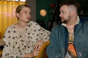 Jonas (Felix van Deventer) versichert Johanna (Charlott Reschke), dass er seine Schützlinge im Griff hat. Jonas (Felix van Deventer) versichert Johanna (Charlott Reschke), dass er seine Schützlinge im Griff hat.