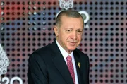 Seit Recep Tayyip Erdogan im Jahr 2003 an die Macht kam, hat sich die Türkei von einer pluralistischen Demokratie mehr und mehr zu einer Autokratie gewandelt. Seit Recep Tayyip Erdogan im Jahr 2003 an die Macht kam, hat sich die Türkei von einer pluralistischen Demokratie mehr und mehr zu einer Autokratie gewandelt.