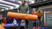 Weil Rene einen Babysitter f&uuml;r die Kinder braucht, nimmt Mads (Sebastian Str&ouml;bel) Eva (Marie Burchard) mit zu einem ungew&ouml;hnlichen ersten Date mit Oscar und Lola (Thurid Charlotte Funck).