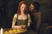 Jean-Baptiste Grenouille (Ben Whishaw) beobachtet das Pflaumenm&auml;dchen (Karoline Herfurth) beim Sch&auml;len von Mirabellen. Dabei n&auml;hert er sich ihr, um ihren einzigartigen Duft einzufangen.