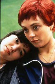 Frisch verliebt in der Grossstadt: Kati/Mausi (Julia Richter, rechts) und Yumiko (Alexandra Wilcke, links). Doch vom Versteckspiel genervt, weil Kati nicht oeffentlich zu ihrem Lesbischsein steht, fordert Yumiko das Coming Out : Abdruck honorarfrei nur im Zusammenhang mit der Sendung bei Nennung Bild: NDR (S2). Andere Verwendung nur nach Absprache. NDR-Pressestelle/Fotostelle 040/4156-2306, Fax: -2199