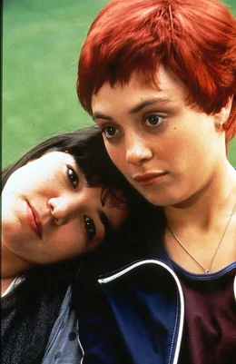 Frisch verliebt in der Grossstadt: Kati/Mausi (Julia Richter, rechts) und Yumiko (Alexandra Wilcke, links). Doch vom Versteckspiel genervt, weil Kati nicht oeffentlich zu ihrem Lesbischsein steht, fordert Yumiko das Coming Out : Abdruck honorarfrei nur im Zusammenhang mit der Sendung bei Nennung Bild: NDR (S2). Andere Verwendung nur nach Absprache. NDR-Pressestelle/Fotostelle 040/4156-2306, Fax: -2199