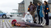 Mord am helllichten Tag: Die Kommissare Louma Shapiro (Marie-Lou Sellem, re.), Pierre Didier (Miguel Francisco, 2. v. li.) und Michelle Wouters (Ma&eacute;va Marie Mathilde Roth, 2. v. re.) ermitteln im Fall des get&ouml;teten Fotomodells Jean-Baptiste Kalemba (Pahuni Kongolo Kakesse, li.).