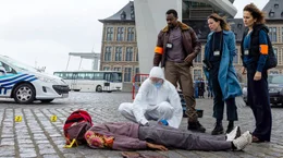 Mord am helllichten Tag: Die Kommissare Louma Shapiro (Marie-Lou Sellem, re.), Pierre Didier (Miguel Francisco, 2. v. li.) und Michelle Wouters (Ma&eacute;va Marie Mathilde Roth, 2. v. re.) ermitteln im Fall des get&ouml;teten Fotomodells Jean-Baptiste Kalemba (Pahuni Kongolo Kakesse, li.).