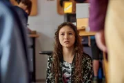 Io (Clara Jaschob) kann nicht glauben wie die Projekte von ihr und Joyce so außer Kontrolle geraten konnten. Io (Clara Jaschob) kann nicht glauben wie die Projekte von ihr und Joyce so außer Kontrolle geraten konnten.
