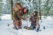 Auf seiner täglichen Tour durch den verschneiten Wald findet Sebastian (Dominik Stricker, re.) Trittspuren aber auch andere Hinterlassenschaften, die ziemlich sicher von einem Wolf zu sein scheinen. Lioba (Lisbeth Felder, li.) sieht die Rückkehr des Wolfes jedenfalls als Chance für die Natur. Auf seiner täglichen Tour durch den verschneiten Wald findet Sebastian (Dominik Stricker, re.) Trittspuren aber auch andere Hinterlassenschaften, die ziemlich sicher von einem Wolf zu sein scheinen. Lioba (Lisbeth Felder, li.) sieht die Rückkehr des Wolfes jedenfalls als Chance für die Natur.
