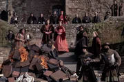 (v.l.n.r.) Lina de Cardonnes (Stephanie Levi-John); Henry VIII. (Ruairi O'Connor); Katharina von Aragon (Charlotte Hope); Edward Stafford (Olly Rix); Oviedo (Aaron Cobham) (v.l.n.r.) Lina de Cardonnes (Stephanie Levi-John); Henry VIII. (Ruairi O'Connor); Katharina von Aragon (Charlotte Hope); Edward Stafford (Olly Rix); Oviedo (Aaron Cobham)