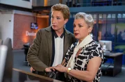 Als Isabelle Jacoby (Vivien Mahler, r.) angeblich das Portemonnaie gestohlen wird, springt Frau Küppers (Saskia Fischer, l.) nichtsahnend ein und übernimmt die Hotelrechnung. Als Isabelle Jacoby (Vivien Mahler, r.) angeblich das Portemonnaie gestohlen wird, springt Frau Küppers (Saskia Fischer, l.) nichtsahnend ein und übernimmt die Hotelrechnung.