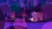 Zur Campingnacht unter freiem Himmel bringt Maeva ein Plüschtier mit, das auf Knopfdruck Partymusik abspielt. Taylor und Tommy sind davon nicht begeistert. Zur Campingnacht unter freiem Himmel bringt Maeva ein Plüschtier mit, das auf Knopfdruck Partymusik abspielt. Taylor und Tommy sind davon nicht begeistert.