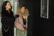 Als Konkurrentin der Kanzlei Roth wittert Claudia Schörnig (Sophie Rois, li.) bei Lisa (Camille Dombrowsky, r.) ihre Chance. Als Konkurrentin der Kanzlei Roth wittert Claudia Schörnig (Sophie Rois, li.) bei Lisa (Camille Dombrowsky, r.) ihre Chance.