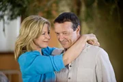 Antonia (Marion Kracht) und Thomas (Michael Roll) genießen ihre Hochzeitsreise in Namibia, bevor Antonia als Lehrerin in der Buschklinik von "Ärzte Weltweit" Hebammen ausbilden wird. Antonia (Marion Kracht) und Thomas (Michael Roll) genießen ihre Hochzeitsreise in Namibia, bevor Antonia als Lehrerin in der Buschklinik von "Ärzte Weltweit" Hebammen ausbilden wird.