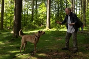 F&ouml;rsterh&uuml;ndin Pari knurrt Vinzenz&lsquo; Kumpel Rudi (Michael Kausch) an. Ist Rudi der Wilderer?