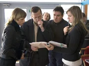 Kommissar Wallander ermittelt in einem mysteriösen Mordfall im neureichen Milieu von Ystad, zu dem auch Barbro Haartman (Regina Lund, links) gehört, die Frau eines Schönheitschirurgen. Kommissar Wallander ermittelt in einem mysteriösen Mordfall im neureichen Milieu von Ystad, zu dem auch Barbro Haartman (Regina Lund, links) gehört, die Frau eines Schönheitschirurgen.