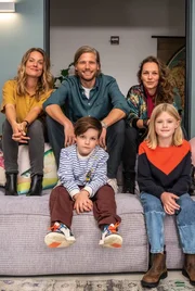 Eine ungew&ouml;hnliche Patchwork-Familie: Eva (Marie Burchard, li.), Mads (Sebastian Str&ouml;bel, Mitte) und Ren&eacute; (Franziska Wulf, re.) mit Kindern Oscar (Thias Dertinger) und Lola (Thurid Charlotte Funck, unten re.).