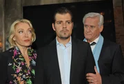 Elisabeth Meinhart (Lisa Riecken) und Clemens Richter (Frank Thomas Mende, re.) stehen Leon (Daniel Fehlow) auf der Abschiedsfeier f&uuml;r Verena bei.
