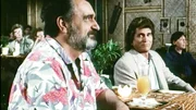 Selbstmitleid; von links nach rechts Mark Gordon (Victor French) und Jonathan Smith (Michael Landon)