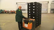Dirk Bader alias Alfred Bauer arbeitet als Undercover Boss in einer Kühlhalle. Dirk Bader alias Alfred Bauer arbeitet als Undercover Boss in einer Kühlhalle.