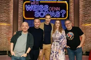 Moderator Kai Pflaume (M.) und seine Rateteam-Kapit&auml;ne Bernhard Ho&euml;cker (l.) und Elton (r.) begr&uuml;&szlig;en in dieser Sendung den Koch und Fernsehmoderator Tim Raue (2.v.l.) und seine Ehefrau, die Redakteurin und Autorin Katharina Wolschner (2.v.r.).