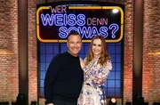 Treten bei "Wer wei&szlig; denn sowas?" als Kandidat:innen an: Der Koch und Fernsehmoderator Tim Raue (l.) und seine Ehefrau, die Redakteurin und Autorin Katharina Wolschner (r.).