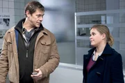 Falk Büsing, ein fanatischer Vogelschützer und Ornithologe, ist in seinem Wohnzimmer mit einer Vogelstatue erschlagen worden. Finn Kiesewetter (Sven Martinek, l.) und Sandra Schwartenbeck (Marie-Luise Schramm) fahnden nach dem Täter. Falk Büsing, ein fanatischer Vogelschützer und Ornithologe, ist in seinem Wohnzimmer mit einer Vogelstatue erschlagen worden. Finn Kiesewetter (Sven Martinek, l.) und Sandra Schwartenbeck (Marie-Luise Schramm) fahnden nach dem Täter.