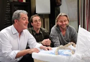 Andr&eacute; (Joachim L&auml;tsch, l.), Xaver (Jan van Weyde, M.) und Michael (Erich Altenkopf, r.) r&auml;tseln, wer der Vater des Finelkindes sein k&ouml;nnte, doch keiner von ihnen kann sich mit einer m&ouml;glichen Vaterschaft anfreunden.