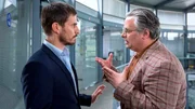 Kommissar Xavi Bonet (Clemens Schick) nimmt den Unternehmer Enric Gutierrez (R&uuml;diger Klink) ins Visier.