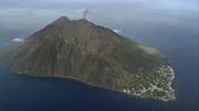 Über 900 Meter hoch ragt der Kegel des aktiven Vulkans Stromboli aus dem Meer. Über 900 Meter hoch ragt der Kegel des aktiven Vulkans Stromboli aus dem Meer.