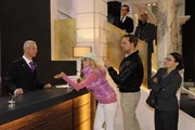 Da Daniel verschwunden ist, droht Ralf das Hotel auf den Kopf zu stellen, wenn Manu nicht sofort geholt wird. Marcel (Thomas Engel, l.), Lindi (Mirijam Heimann, 2.v.l.), Ralf (Christian Kahrmann, 3.v.r.) und Frau Schwarz (Kathrin Walligura, r.). Da Daniel verschwunden ist, droht Ralf das Hotel auf den Kopf zu stellen, wenn Manu nicht sofort geholt wird. Marcel (Thomas Engel, l.), Lindi (Mirijam Heimann, 2.v.l.), Ralf (Christian Kahrmann, 3.v.r.) und Frau Schwarz (Kathrin Walligura, r.).