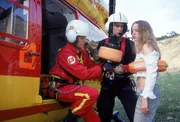 Eine Rockkonzertb&uuml;hne ist zusammengebrochen und Tina (Sarah Berg, re.) wurde verletzt. Der engagierte Roadie Florian (Jo Weil) steht Dr. Karin Thaler (Roswitha Meyer) hilfsbereit zur Seite.