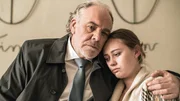 Borchert (Christian Kohlund) als Tröster: Gwen (Mercedes Müller) sorgt sich um ihre vermisste Freundin. Borchert (Christian Kohlund) als Tröster: Gwen (Mercedes Müller) sorgt sich um ihre vermisste Freundin.