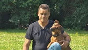 Der zweijährige Sprengstoffspürhund Rufus mit Herrchen Henrik Sielaff. Der zweijährige Sprengstoffspürhund Rufus mit Herrchen Henrik Sielaff.