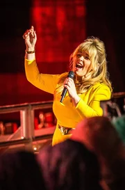 Starnacht am Neusiedler See 2024, 31. Mai und 1. Juni 2024, Seeb&uuml;hne M&ouml;rbisch Al Bano, Maite Kelly, Albert Hammond, Gregor Meyle, u.v.a. werden bei der STARnacht- Saisoner&ouml;ffnung 2024 auf der Seeb&uuml;hne M&ouml;rbisch mit dabei sein. Nach dem gro&szlig;en Erfolg im Vorjahr geht die &bdquo;Starnacht am Neusiedler See&ldquo; auch heuer in M&ouml;rbisch vor Anker, denn die Seeb&uuml;hne steht wieder im Rampenlicht der Musikszene. F&uuml;r zwei Tage verwandelt sich das Operetten- & Musical-Mekka M&ouml;rbisch am Neusiedler See am 31.Mai und 1. Juni in eine Schlager-, Rock-, Pop- & Soul-Arena. Mit dabei sind dieses Mal:  &hellip; der italienische Superstar Al Bano, Schlagerqueen Maite Kelly, STARnacht-Deb&uuml;tanten Gregor Meyle und Anna-Sophie, Schlagerstar Nik P., die niederl&auml;ndische Country- und Pop S&auml;ngerin Ilse DeLange, die Schlager- Rockr&ouml;hre Marina Marx, Mr. Hitmaker Albert Hammond, S&auml;ngerin & Dancing Star Missy May, die italienischen Ten&ouml;re Il Volo, Singer-Songwriterin Die Mayerin, die Pop-Band Alle Achtung, Schlagers&auml;ngerin Christin Stark, das Austropop Duo Edmund sowie die Starnacht Entdeckung Brofaction. Durch die Starnacht f&uuml;hren auch heuer wieder Starmoderatorin Barbara Sch&ouml;neberger und Schauspieler & Entertainer Hans Sigl. Infos zur Starnacht unter www.starnacht.tv