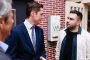 Easy (Lars Steinhöfel, r.) geht auf Ringos (Timothy Boldt, M.) Vorschlag ein, Julius aus Elternliebe zu hintergehen. Links Benedikt (Jens Hajek) Easy (Lars Steinhöfel, r.) geht auf Ringos (Timothy Boldt, M.) Vorschlag ein, Julius aus Elternliebe zu hintergehen. Links Benedikt (Jens Hajek)
