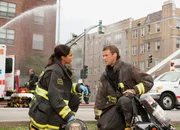 Chicago Fire Die Abrechnung - Rear View Mirror Staffel 1, Episode 6 Erschöpft nach Grosseinsatz: Jesse Spencer als Matthew Casey, Monica Raymund als Gabriela Dawson Chicago Fire Die Abrechnung - Rear View Mirror Staffel 1, Episode 6 Erschöpft nach Grosseinsatz: Jesse Spencer als Matthew Casey, Monica Raymund als Gabriela Dawson