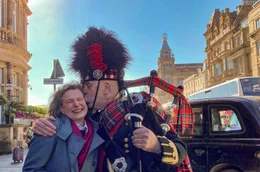 "Unterwegs in Schottland" Drehstartfoto. Iris Marhencke vor der Abfahrt des Zuges
