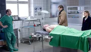 MDR Fernsehen MORDEN IM NORDEN FOLGE 12, "Amsel, Drossel, Fink und Mord", am Dienstag (07.10.14) um 00:50 Uhr. Besprechung in der Pathologie: Falk Büsing, ein fanatischer Vogelschützer und Ornithologe, ist in seinem Wohnzimmer mit einer Vogelstatue erschlagen worden. V.l.n.r. Dr. Strahl (Christoph Tomanek), Finn Kiesewetter (Sven Martinek), Sandra Schwartenbeck (Marie-Luise Schramm). MDR Fernsehen MORDEN IM NORDEN FOLGE 12, "Amsel, Drossel, Fink und Mord", am Dienstag (07.10.14) um 00:50 Uhr. Besprechung in der Pathologie: Falk Büsing, ein fanatischer Vogelschützer und Ornithologe, ist in seinem Wohnzimmer mit einer Vogelstatue erschlagen worden. V.l.n.r. Dr. Strahl (Christoph Tomanek), Finn Kiesewetter (Sven Martinek), Sandra Schwartenbeck (Marie-Luise Schramm).