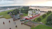 Das riesige Bauteil einer Offshore-Lachsfarm soll von Emden nach Norwegen geschleppt werden.