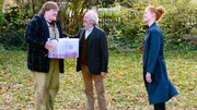 Andy (Christoph Franken, l.) und sein Vater (Vedat Erincin, M.) sind Jule (Marleen Lohse, r.) dankbar für die Behandlung ihrer Phyton. Andy (Christoph Franken, l.) und sein Vater (Vedat Erincin, M.) sind Jule (Marleen Lohse, r.) dankbar für die Behandlung ihrer Phyton.
