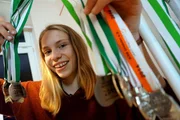 Die 14-J&auml;hrige Hanna ist Synchronschwimmerin und zeigt ihre Medaillen.