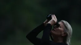 Die Umweltbiologin Peggy Eby beobachtet Flederm&auml;use in Australien