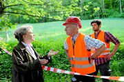 Aufgel&ouml;st redet Hildegard (Antje Hagen, l.) auf Pachmeyer (Philipp Sonntag, M.) und seinen Neffen Toni (Frederic Welter, r.) ein, sie m&uuml;ssten mit der Sprengung warten.