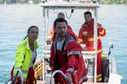 Achim hat sich entschlossen, als angeblicher Sanitäter mit der Notärztin (Eva Patricia Dietrich) an Bord zu gehen, um sich ein Bild von der Lage zu machen. Achim hat sich entschlossen, als angeblicher Sanitäter mit der Notärztin (Eva Patricia Dietrich) an Bord zu gehen, um sich ein Bild von der Lage zu machen.