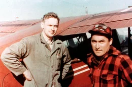 Pathologe Johan Hultin mit dem Piloten, der ihn 1951 nach Brevig, Alaska in das Dorf der Inuit brachte. W&auml;hrend der Grippeepidemie der sogenannten Spanischen Grippe starben von neunzig Einwohnern zweiundsiebzig. Von im Permafrostboden vergrabenen Verstorbenen hofft Hultin das Virus entnehmen zu k&ouml;nnen, um den genetischen Code der Spanische Grippe zu entschl&uuml;sseln.