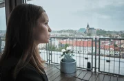 Kriminalpsychologin Annett Schuster (Kristin Suckow) ist aus den USA zurückgekehrt und blickt aus dem Fenster ihrer Erfurter Wohnung. Kriminalpsychologin Annett Schuster (Kristin Suckow) ist aus den USA zurückgekehrt und blickt aus dem Fenster ihrer Erfurter Wohnung.
