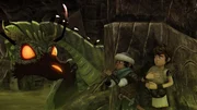 Der Drache ist gar nicht erfreut, dass Sagramor und Arthur ihm ein Ei stehlen wollen.