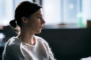 Julia Da Borg (Bernadette Heerwagen) trägt einen tiefen Kummer in sich, den sie mit niemandem teilen kann. Julia Da Borg (Bernadette Heerwagen) trägt einen tiefen Kummer in sich, den sie mit niemandem teilen kann.