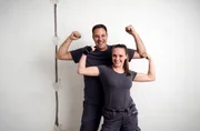 Wenn dein Vater zugleich dein Ausbilder ist ...: Ausbilder Matthias mit Elektriker-Azubi Sara (vorn). Wenn dein Vater zugleich dein Ausbilder ist ...: Ausbilder Matthias mit Elektriker-Azubi Sara (vorn).