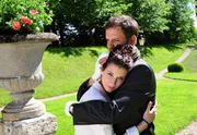 Elena (Lili Gesler, l.) und Nils (Florian Stadler, r.) k&ouml;nnen ihr Gl&uuml;ck nicht ungetr&uuml;bt genie&szlig;en, denn der Gedanke an Tanja schwebt &uuml;ber ihnen.