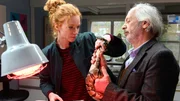 Neu-Tier&auml;rztin Jule (Marleen Lohse) behandelt Deniz Broses (Vedat Erincin) kranke Schlange.
